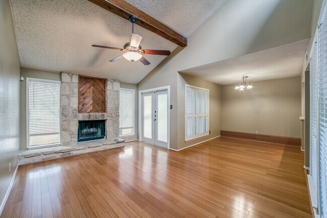 Building Photo - 2 Bedroom/2 Bath Woodmont Townhomes