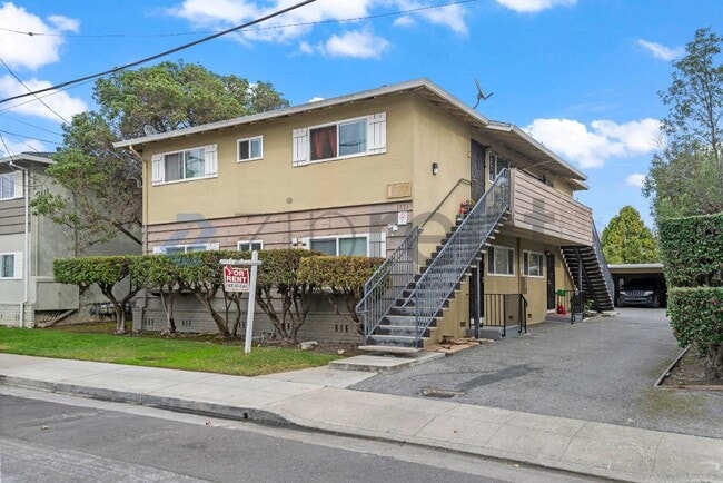 Building Photo - 1371 Vía Dondera