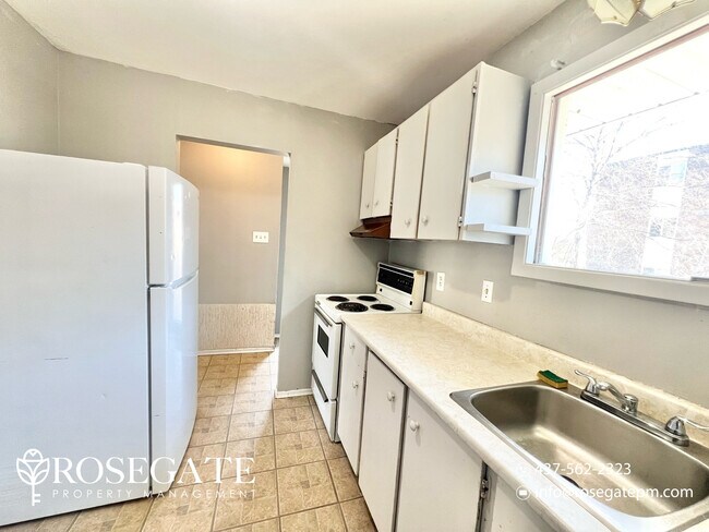 Building Photo - Bright 2-Bedroom Multiplex Unit with Parking in London!