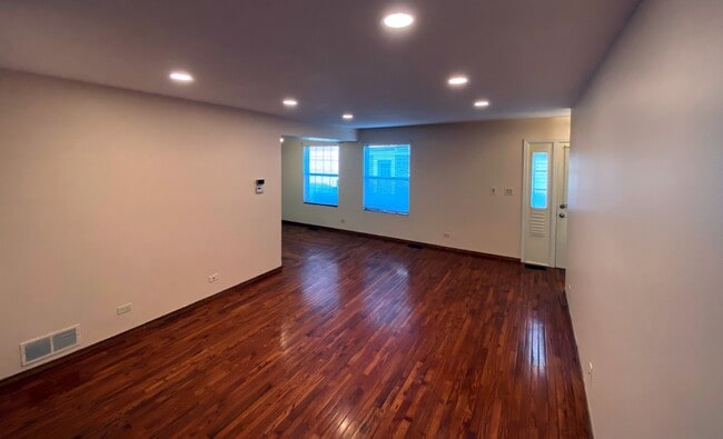 Living_view3 - 353 Ashwood Ct