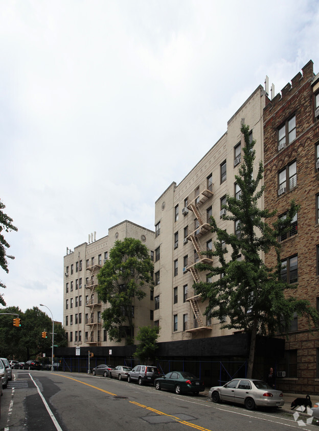 Primary Photo - 60 Seaman Ave