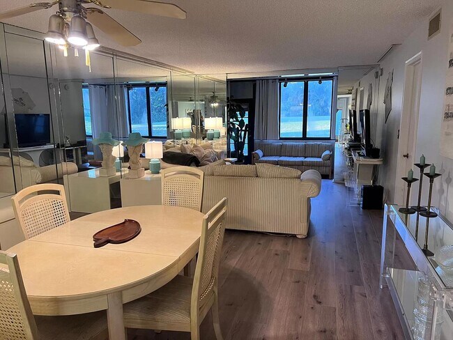 Foto del edificio - 300 S Hollybrook Dr
