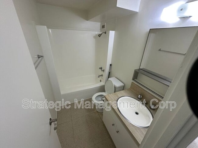 Building Photo - 1301 Lusitana St