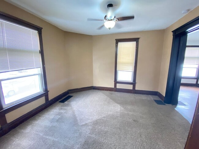 Building Photo - Spacious 3 Bedroom Home - Close to Downtown!