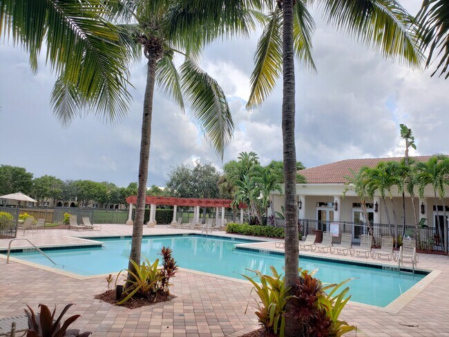 Foto del edificio - 2482 Centergate Dr