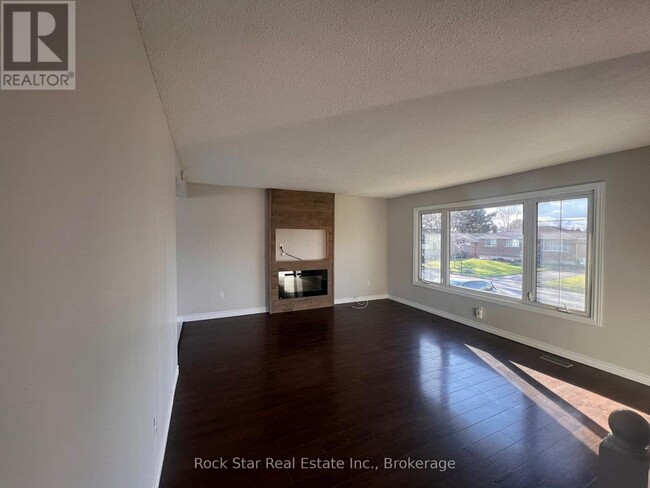 Building Photo - 32 Bendingroad Crescent