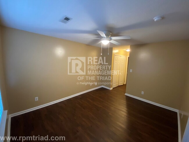 Building Photo - *Move In Special* Spacious 2BR/2.5BA End U...