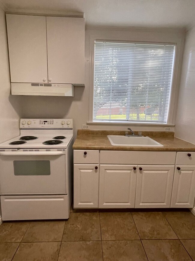 Building Photo - SPACIOUS 1 BED 1 BATH HOME IN REDDING