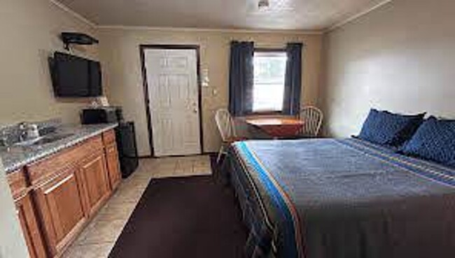 Building Photo - Studio Apartment in Maupin, OR - available...