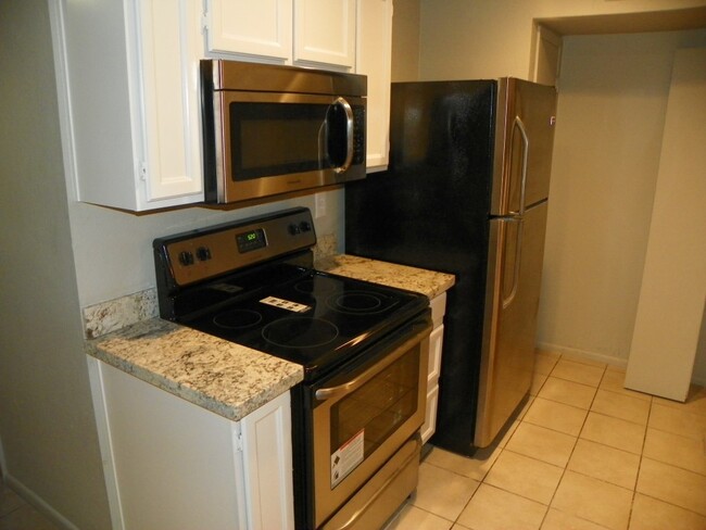 Building Photo - 2 Bedroom townhome with garage! Remodeled ...