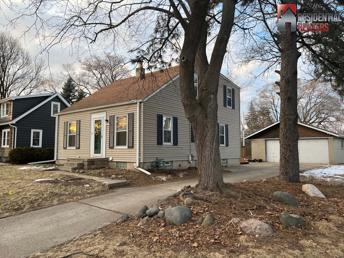 10918 W Wells St, Wauwatosa, WI 53226 House for Rent in Wauwatosa, WI