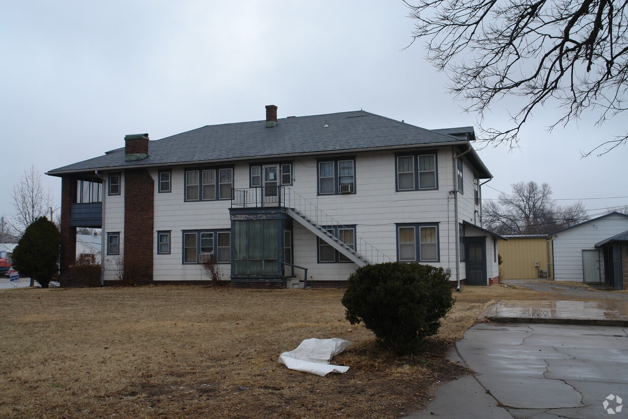 906 N Summit St, Arkansas City, KS 67005 Apartments in Arkansas City