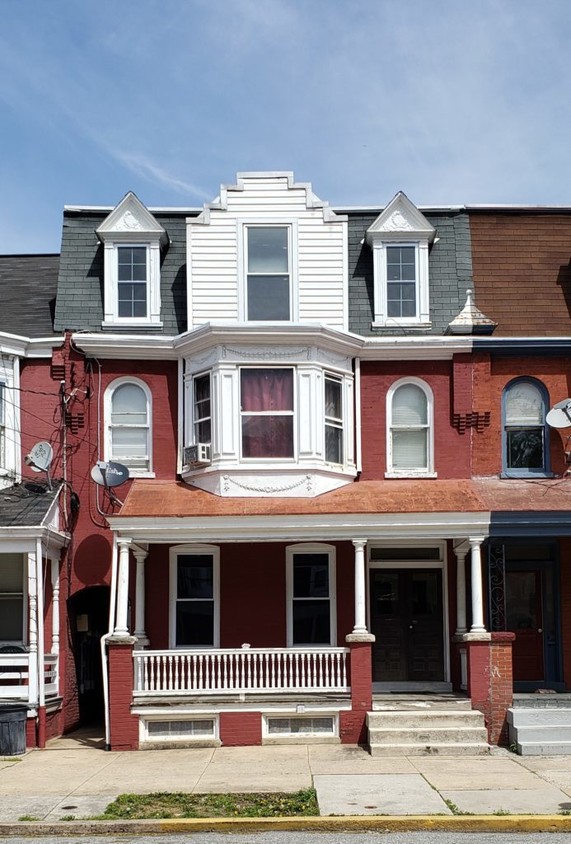 Exterior - 227 E Clay St
