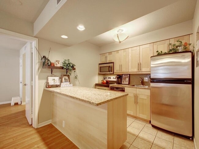 Building Photo - 7685 Northcross Dr