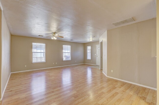 Building Photo - Duplex in Yukon, Available Now!