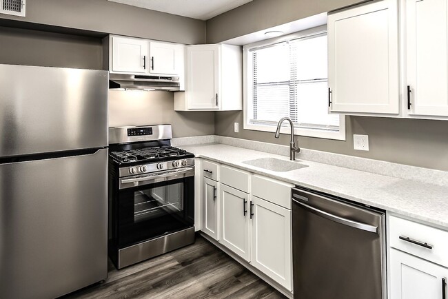 Building Photo - Spacious and updated 2 bed 1.5 bath!