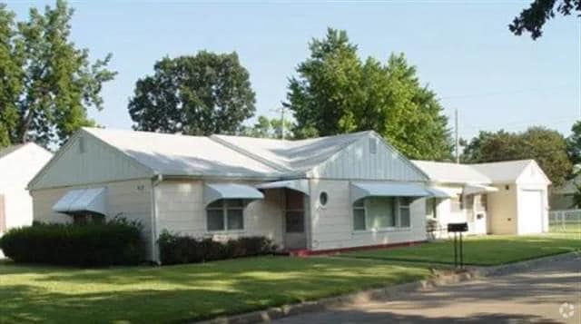 Building Photo - 417 W Claflin Ave