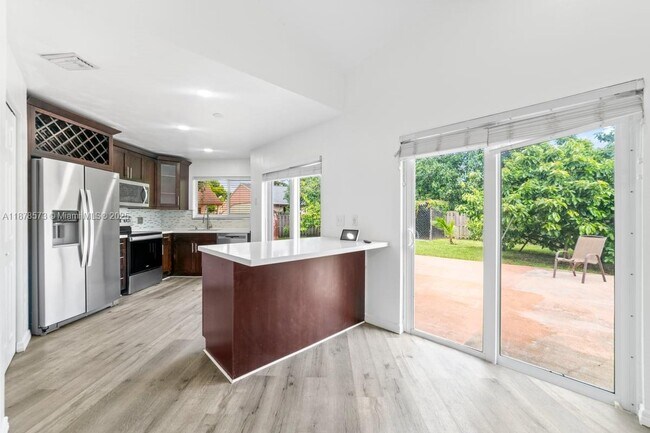 Foto del edificio - 11041 SW 11th Ct