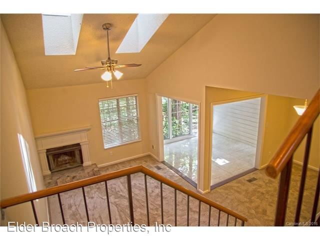 Building Photo - 9024 Saint Thomas Ln