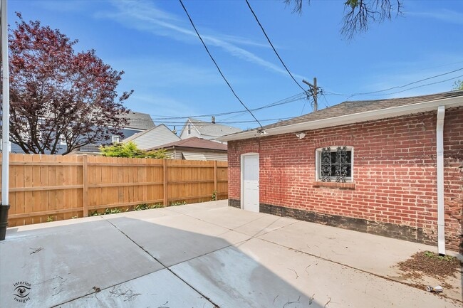 Building Photo - 3000 W 40th St