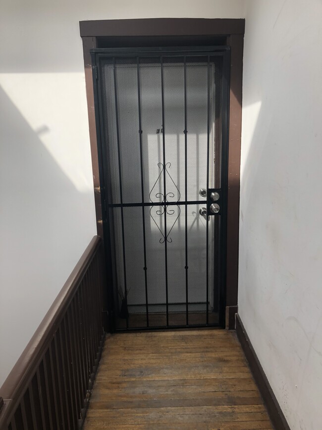 Building Photo - 5148 S King Dr