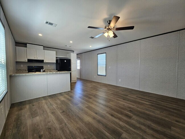 Foto del edificio - 553 Suwanee Dr