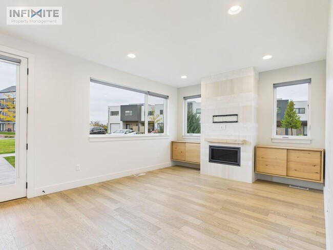 Building Photo - Modern Finishes & Bozeman Living!