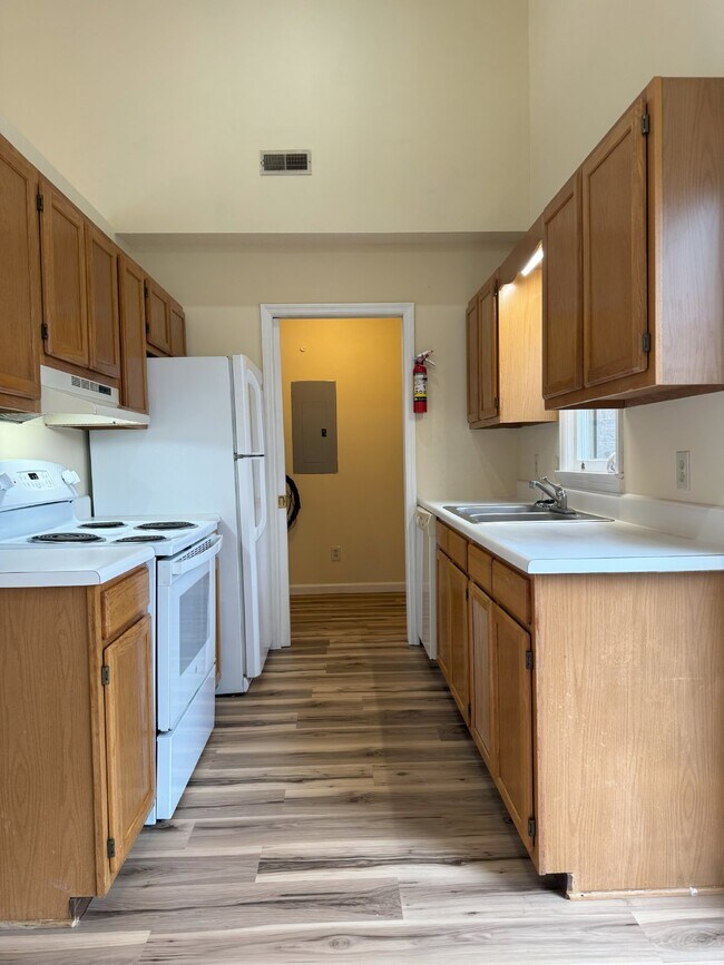 Building Photo - Charming 2 Bed Rental with Scenic Views in...