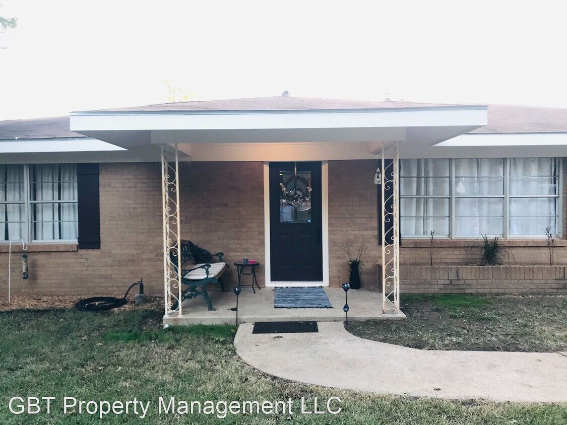 Primary Photo - 2 br, 1 bath House - 104 S. Runnels Ave