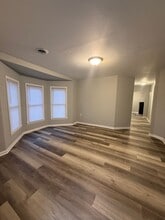 Building Photo - 406 S Oak St