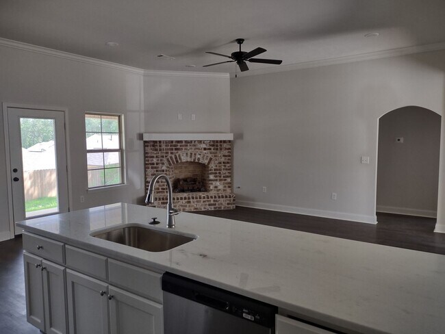 Building Photo - MOVE IN SPECIAL!**** 1/2 OF 1ST MONTH RENT...