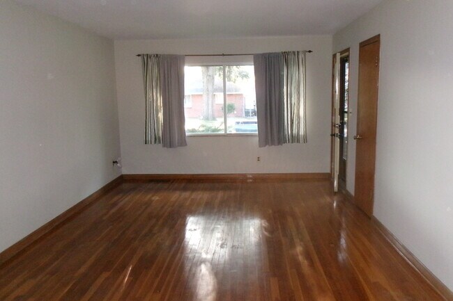 Foto del edificio - 4900 Solar Dr