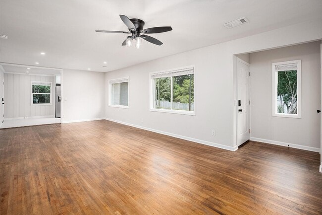 Foto del edificio - 205 W Drake Ave