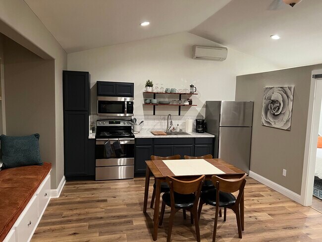 Cocina pequeña - 11420 Wales Dr