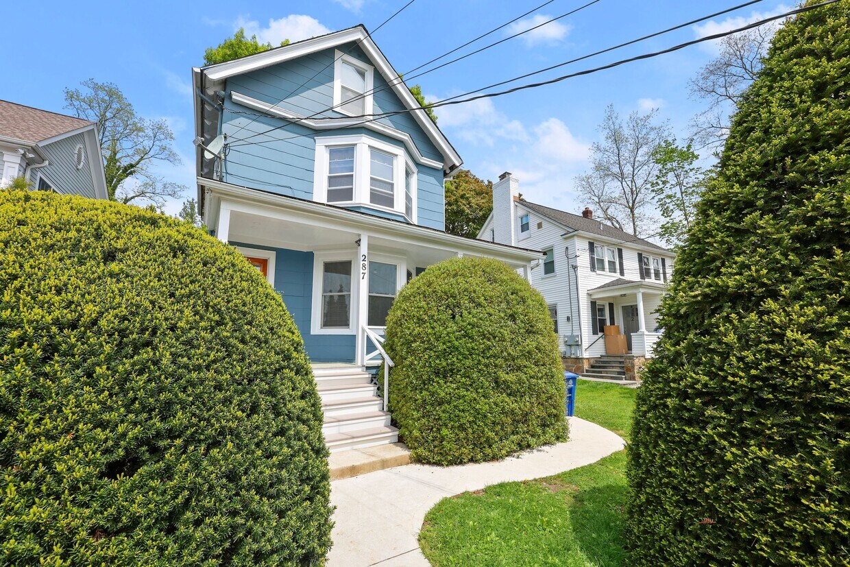 Foto principal - 287 Bruce Park Ave