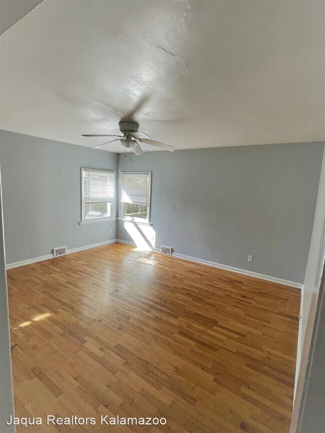 Foto del edificio - 3 br, 1 bath House - 804 Weaver Ave