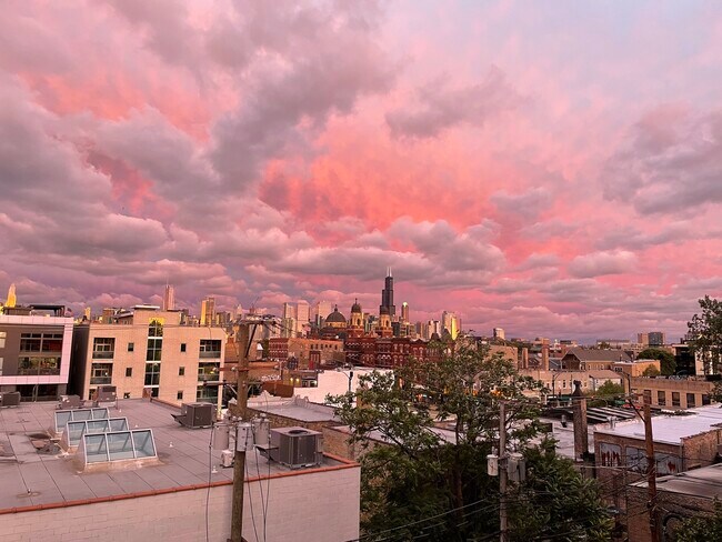 Building Photo - 823 N Marshfield Ave