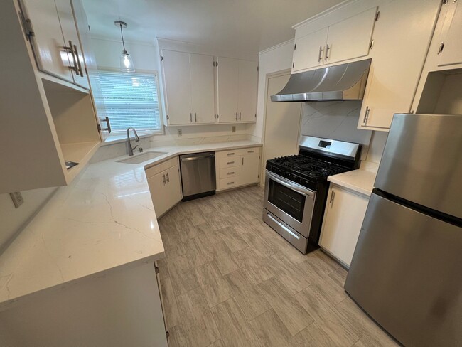 Building Photo - Fully upgraded 2 bed 2.5 bath house in Pal...