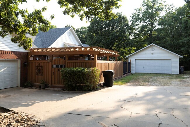 Building Photo - 2431 N Toy Dr