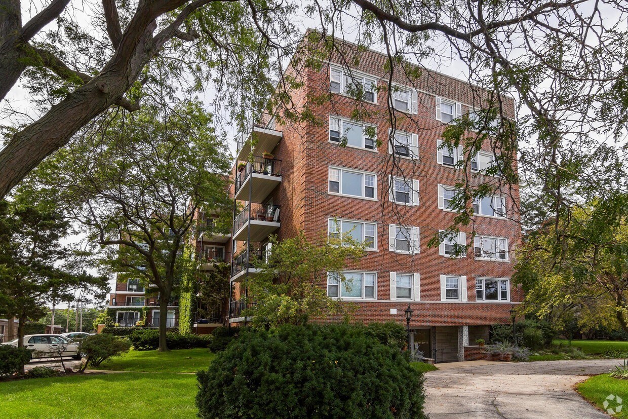 550 Sheridan Square Apartments in Evanston, IL