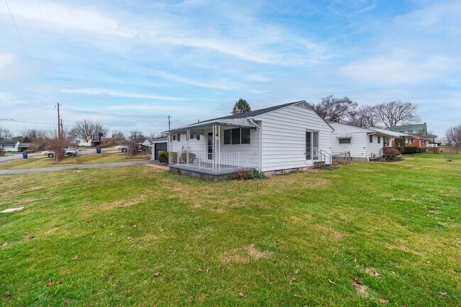 Building Photo - 1205 Lawrence Dr