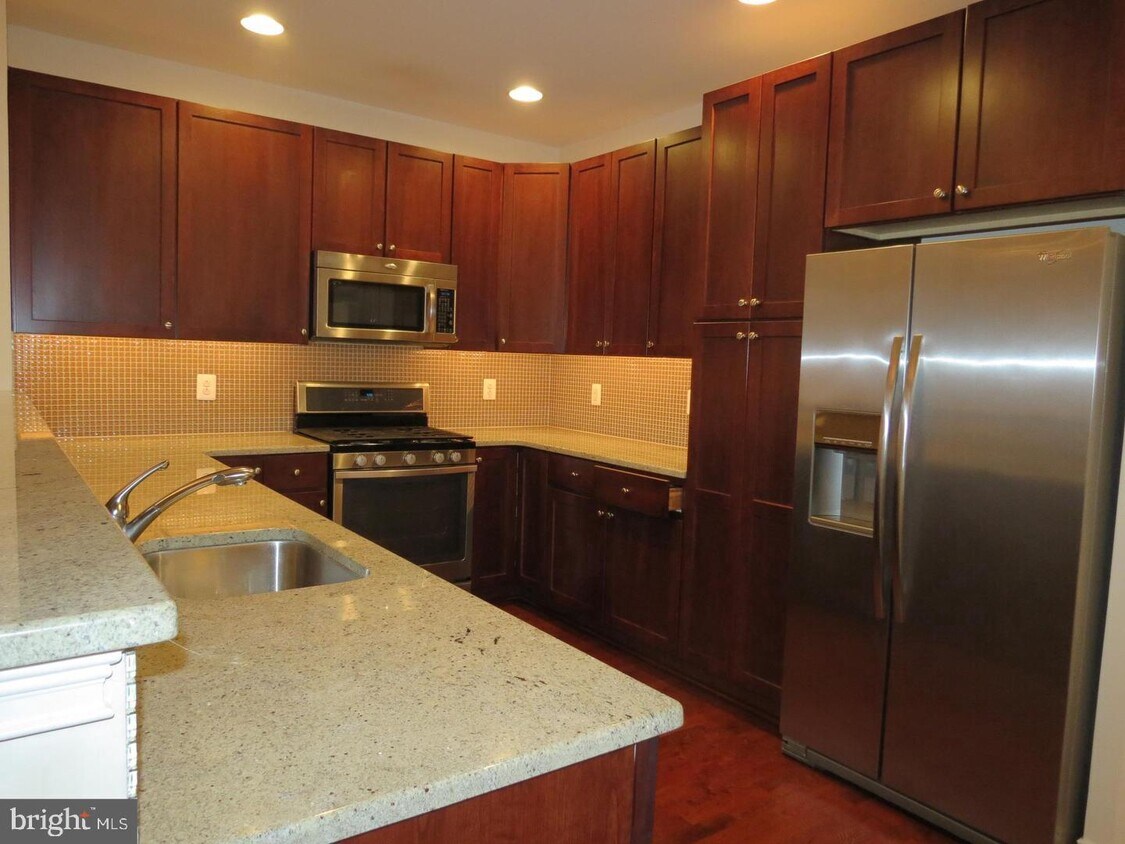 Primary Photo - 600 Commodore Court
