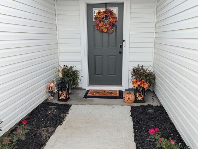 Building Photo - Fully Furnished 3 Bedroom Single Family Ho...