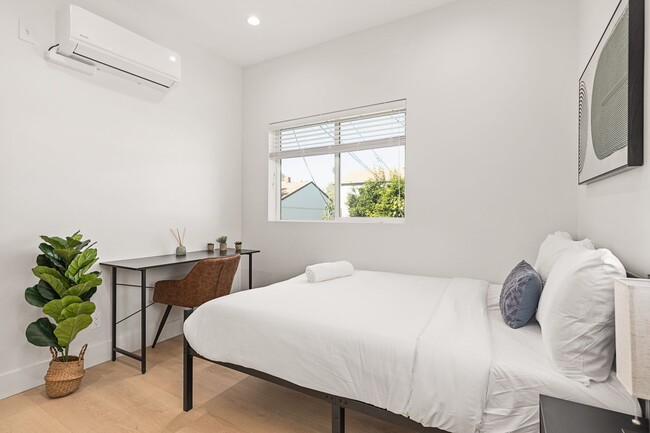 Foto del edificio - A 3 Bedroom apartment with ensuite bathrooms, common areas and a fully functional kitchen at 1736...