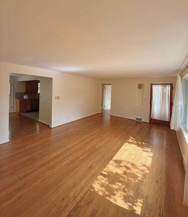 Building Photo - Charming 3 BR Home with Large Fenced Backy...