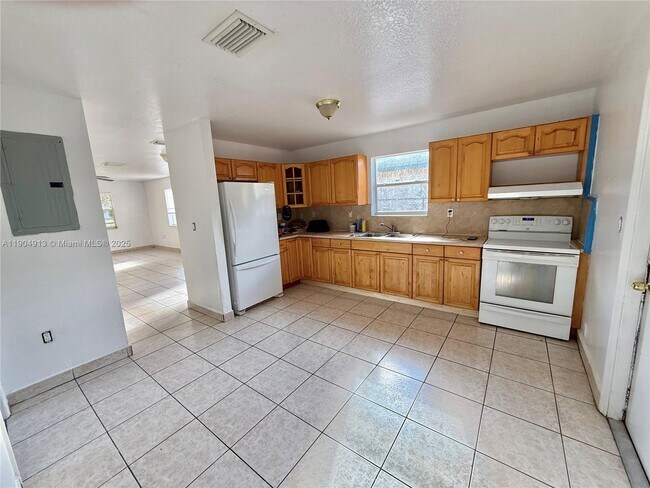 Foto del edificio - 1325 NW 75th Terrace