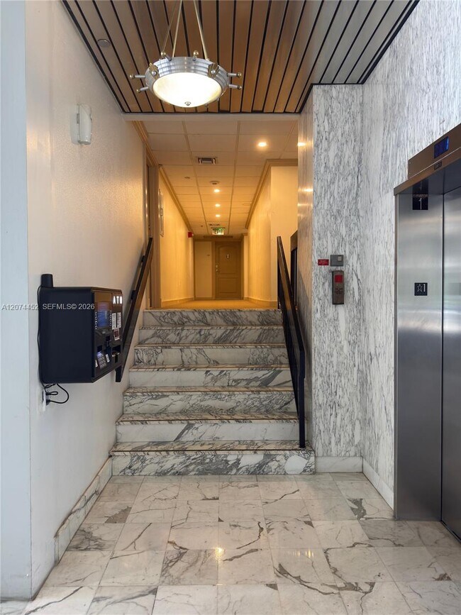 Foto del edificio - 3675 N Country Club Dr