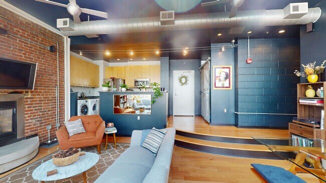 Foto del edificio - Stunning Penthouse Two Bedroom W/Private B...