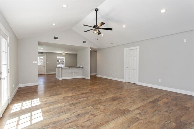 Foto del edificio - 27214 Long St