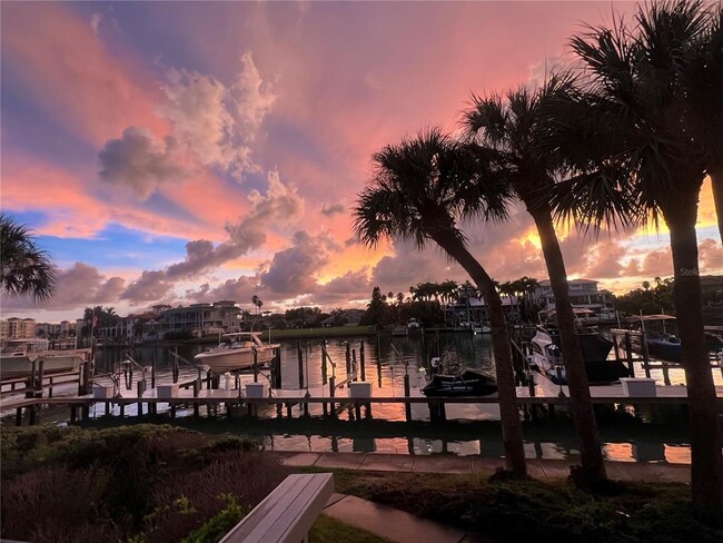 Building Photo - 910 Pinellas Bayway S